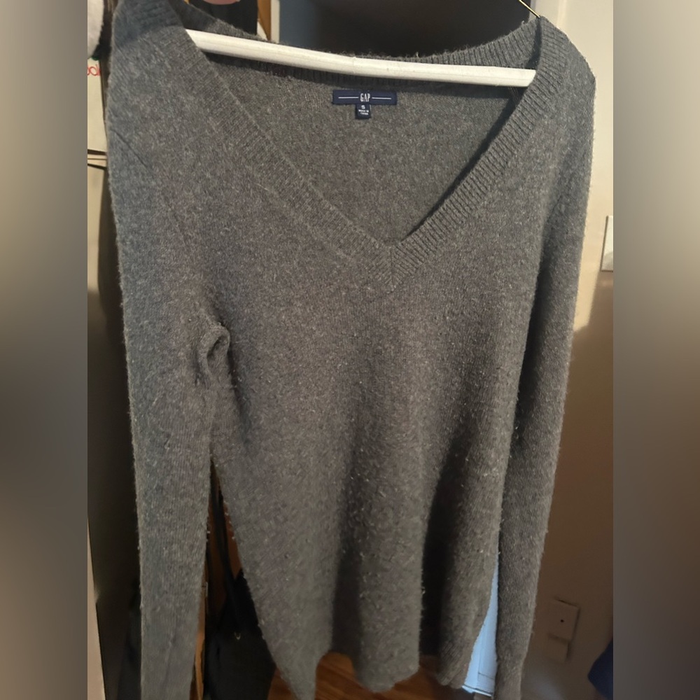 GAP v-neck